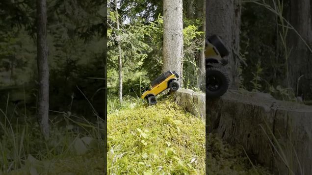 crawling down a tree stump - Traxxas TRX4M Bronco #bronco #trx4mbronco #traxxas