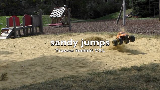 Traxxas Summit VXL - sandy jumps